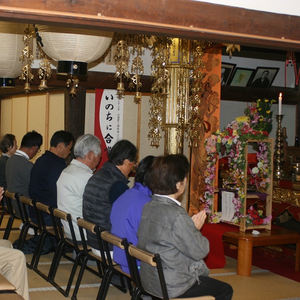 お釈迦様の誕生会の”花まつり”法要風景です。